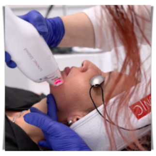 Laserbehandlung Reutlingen. Behandlungsziele mit LaseMD ™   Gesunde, strahlende Haut („Glow“) Faltenvorbeugung Anti-Aging Hautaufhellung  Hautstraffung Narbenreduktion Haarausfall Décolletépflege Verjüngung der Haut im Halsbereich und Dekolleté  Reduktion von Hyperpigmentierungen  Wiederaufbau einer gesunden Haut  Verbesserung von Narben